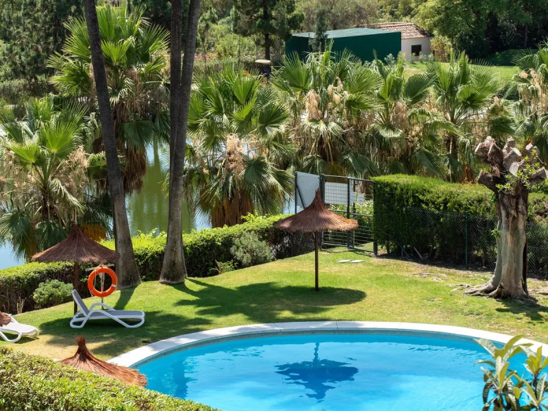 Apartment - Middle Floor Apartment в продаже в Benahavís, Málaga. В доме 2 спален и 3 ванных комнат. Площадь дома 111 м²