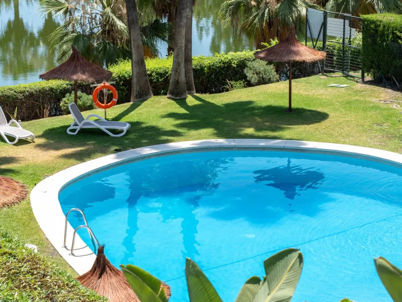 Apartment - Middle Floor Apartment в продаже в Benahavís, Málaga. В доме 2 спален и 3 ванных комнат. Площадь дома 111 м²