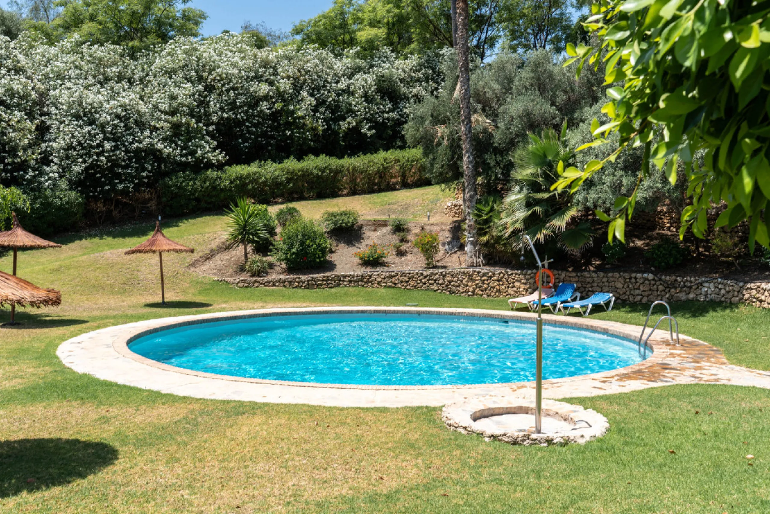 Apartment - Middle Floor Apartment в продаже в Benahavís, Málaga. В доме 2 спален и 3 ванных комнат. Площадь дома 111 м²