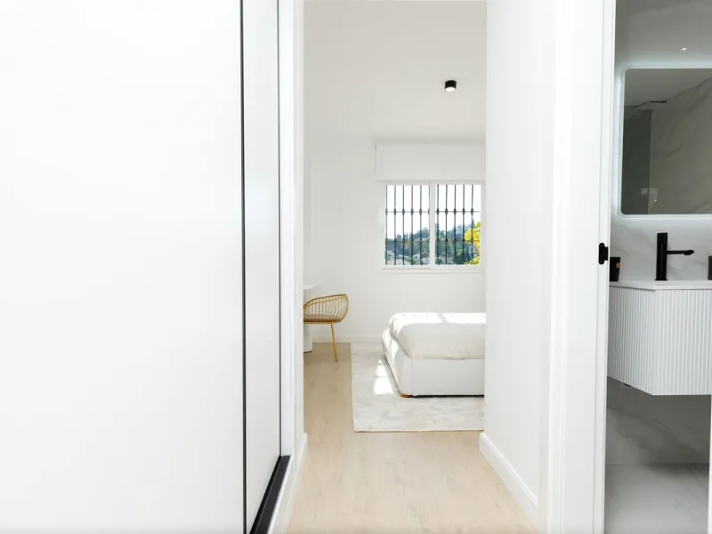 Beautifully Renovated Ground Floor Apartment in La Quinta, Benahavís – 3 Bedrooms, Private Garden, Panoramic Views & Touristic License