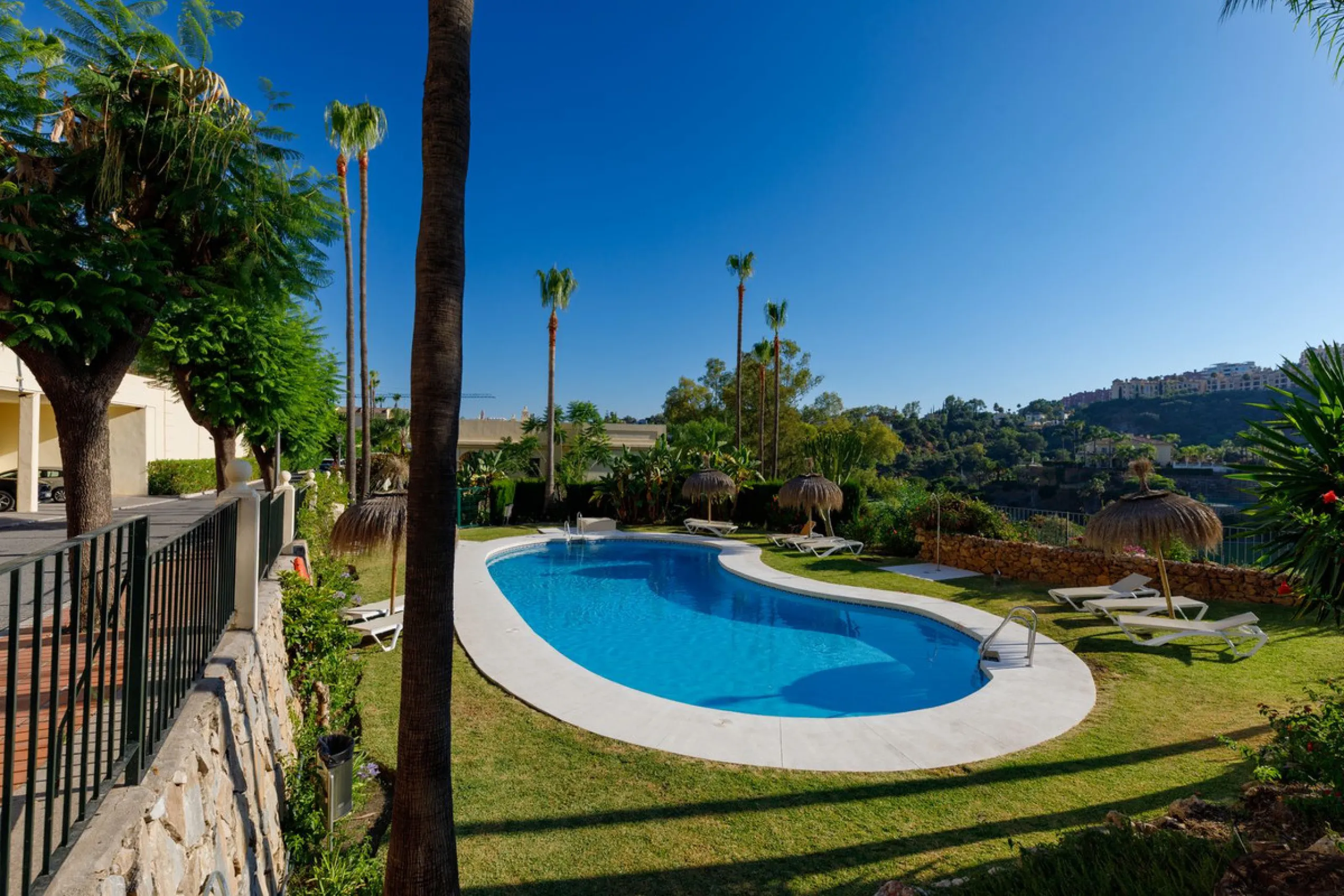 Beautifully Renovated Ground Floor Apartment in La Quinta, Benahavís – 3 Bedrooms, Private Garden, Panoramic Views & Touristic License