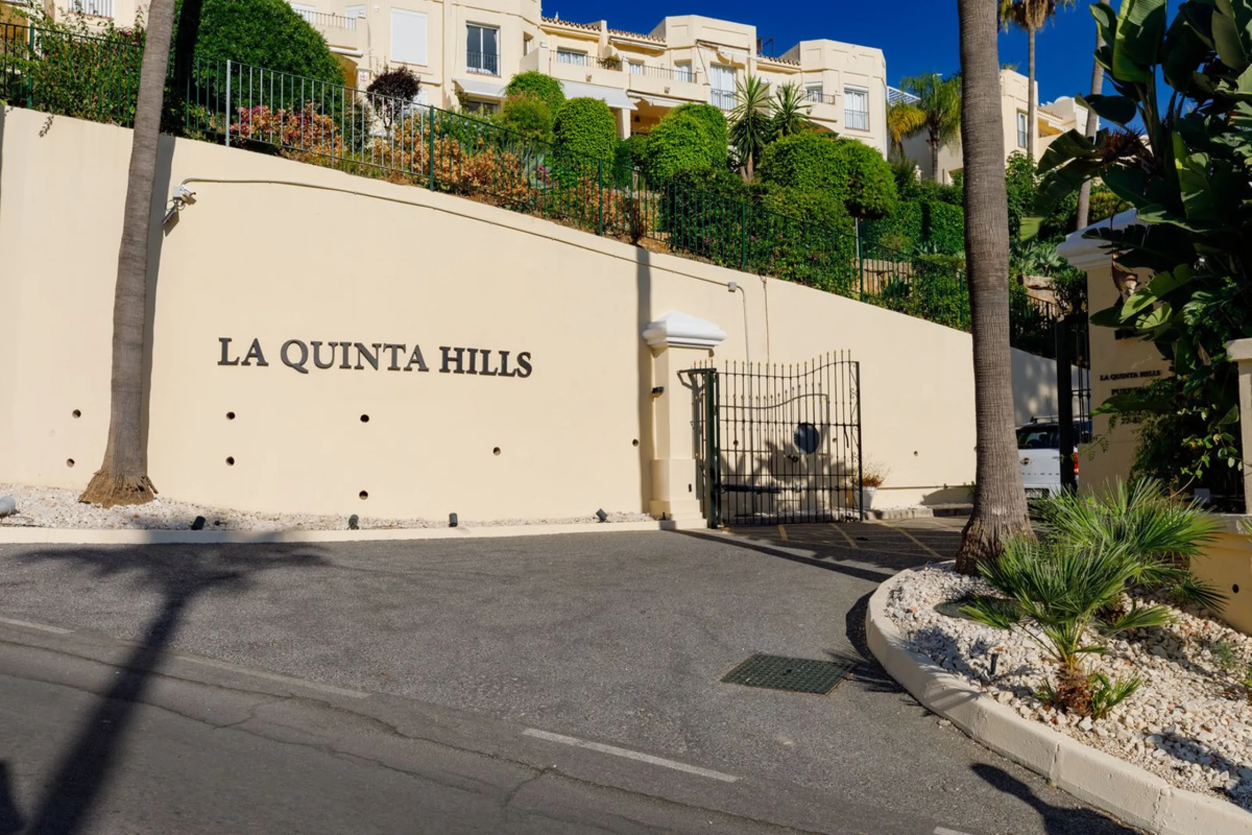 Beautifully Renovated Ground Floor Apartment in La Quinta, Benahavís – 3 Bedrooms, Private Garden, Panoramic Views & Touristic License