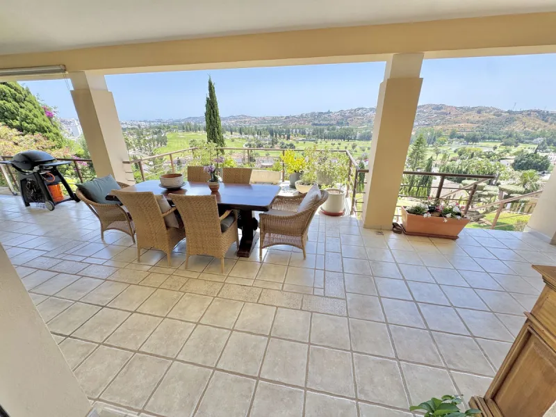 BEST BUY ALERT (massively reduced) Spectacular 6 bed Villa, plus self contained 2 bed apartment. Both offering incredible golf, mountain & sea views. Large / impressive home on a 1703 m2 raised plot with beautiful luxury living & entertaining areas. Reduc