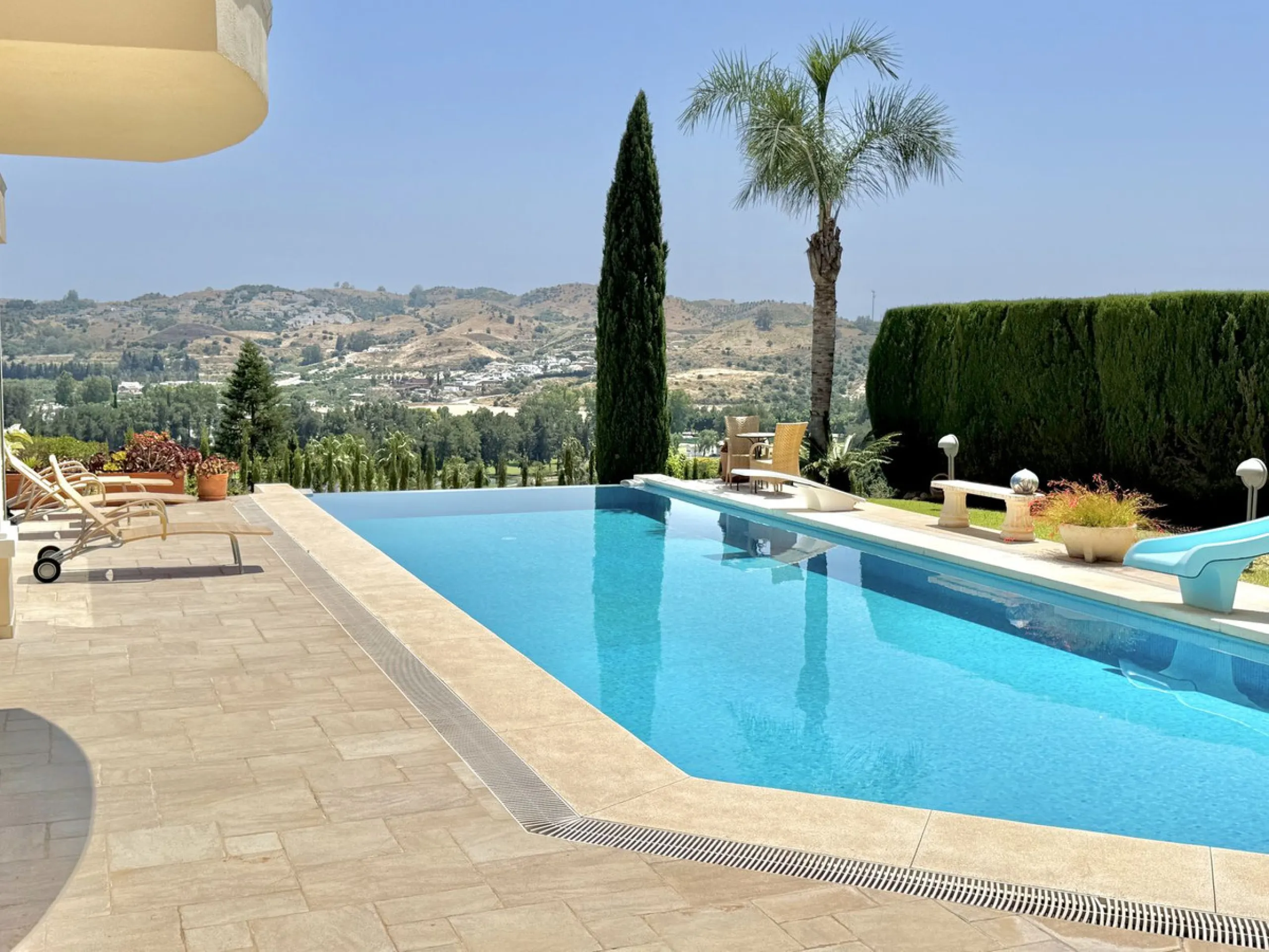 BEST BUY ALERT (massively reduced) Spectacular 6 bed Villa, plus self contained 2 bed apartment. Both offering incredible golf, mountain & sea views. Large / impressive home on a 1703 m2 raised plot with beautiful luxury living & entertaining areas. Reduc
