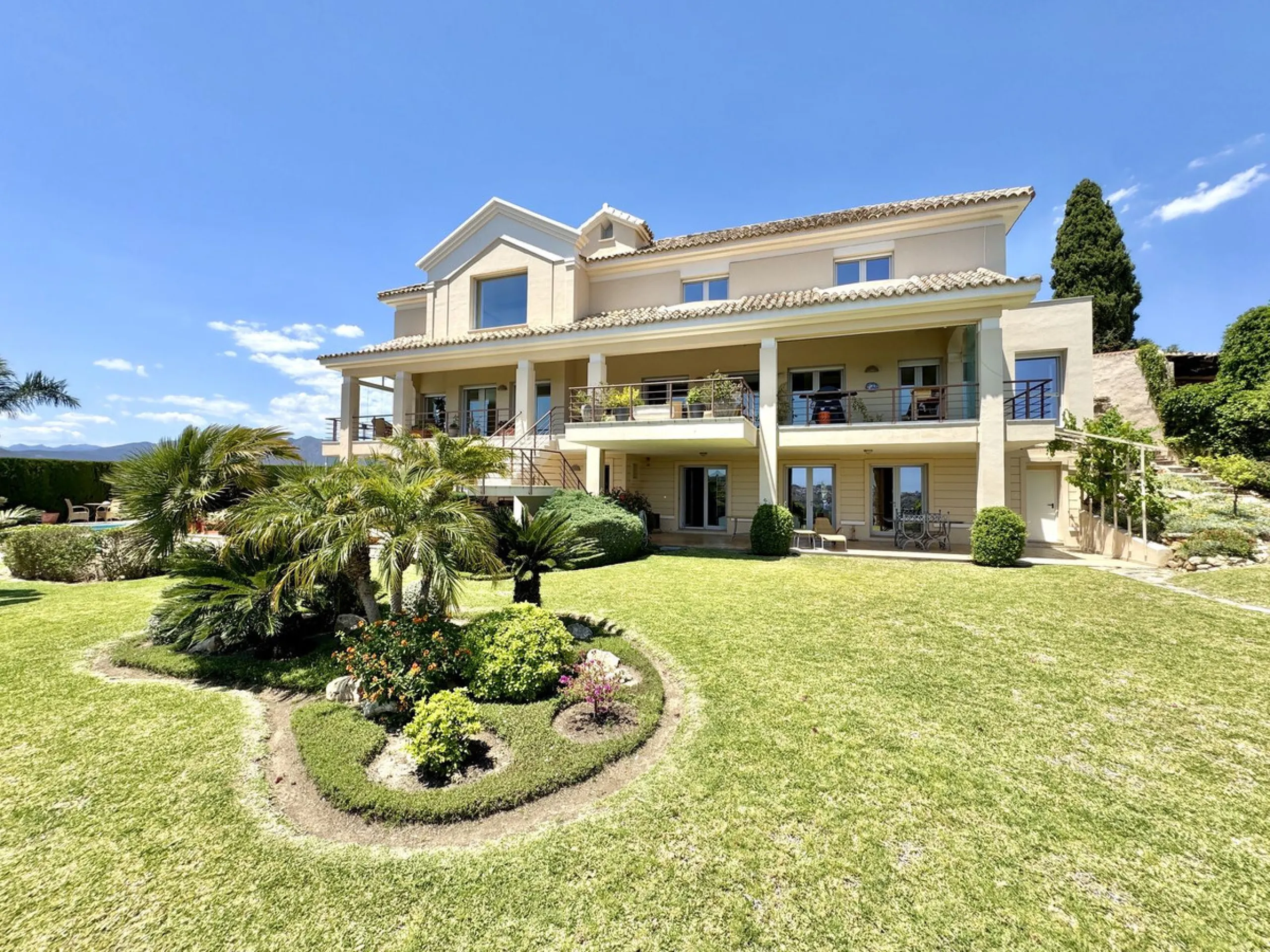 BEST BUY ALERT (massively reduced) Spectacular 6 bed Villa, plus self contained 2 bed apartment. Both offering incredible golf, mountain & sea views. Large / impressive home on a 1703 m2 raised plot with beautiful luxury living & entertaining areas. Reduc