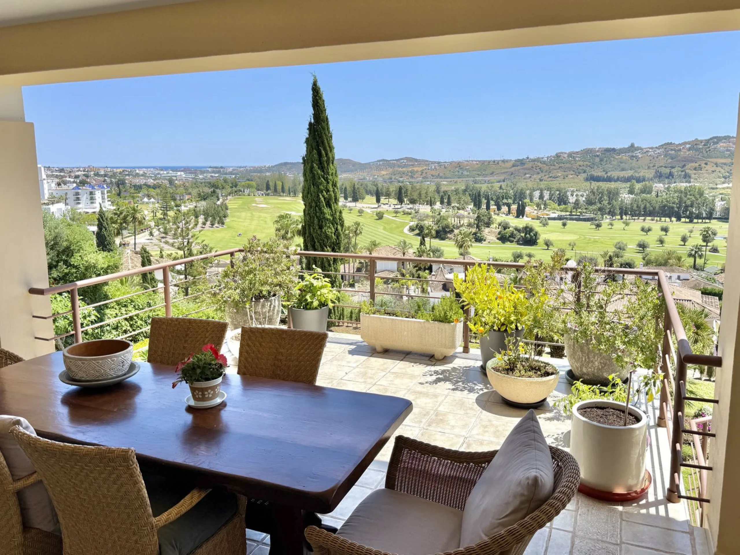 BEST BUY ALERT (massively reduced) Spectacular 6 bed Villa, plus self contained 2 bed apartment. Both offering incredible golf, mountain & sea views. Large / impressive home on a 1703 m2 raised plot with beautiful luxury living & entertaining areas. Reduc