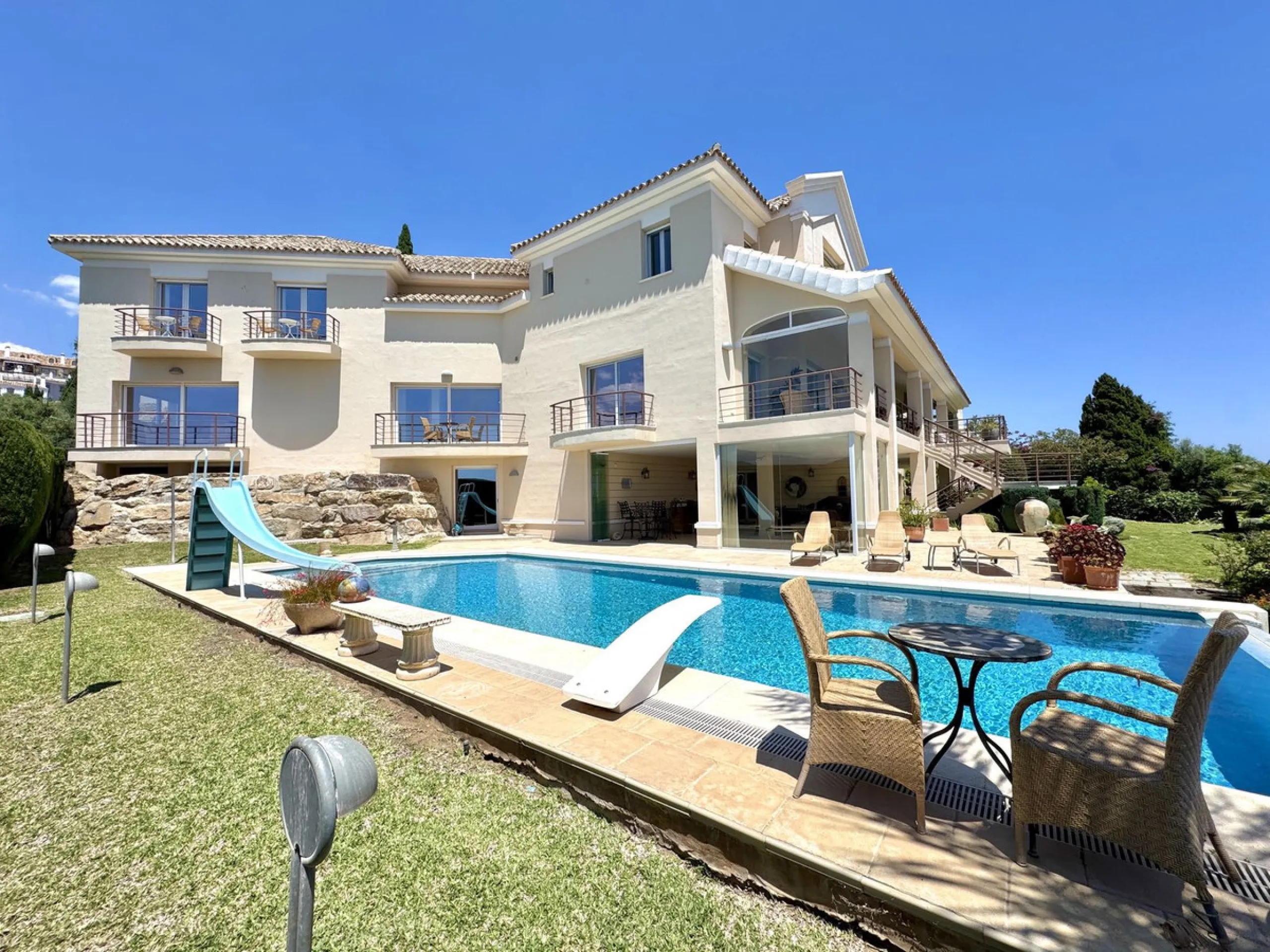 BEST BUY ALERT (massively reduced) Spectacular 6 bed Villa, plus self contained 2 bed apartment. Both offering incredible golf, mountain & sea views. Large / impressive home on a 1703 m2 raised plot with beautiful luxury living & entertaining areas. Reduc
