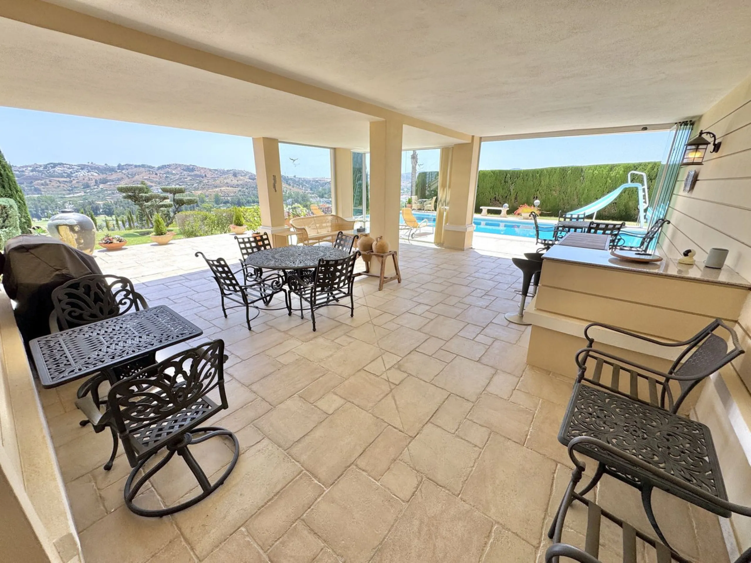 BEST BUY ALERT (massively reduced) Spectacular 6 bed Villa, plus self contained 2 bed apartment. Both offering incredible golf, mountain & sea views. Large / impressive home on a 1703 m2 raised plot with beautiful luxury living & entertaining areas. Reduc