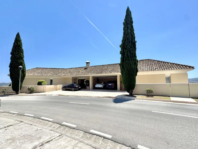 BEST BUY ALERT (massively reduced) Spectacular 6 bed Villa, plus self contained 2 bed apartment. Both offering incredible golf, mountain & sea views. Large / impressive home on a 1703 m2 raised plot with beautiful luxury living & entertaining areas. Reduc