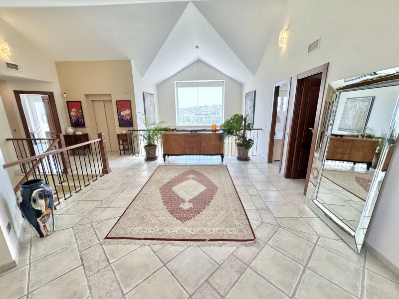 BEST BUY ALERT (massively reduced) Spectacular 6 bed Villa, plus self contained 2 bed apartment. Both offering incredible golf, mountain & sea views. Large / impressive home on a 1703 m2 raised plot with beautiful luxury living & entertaining areas. Reduc