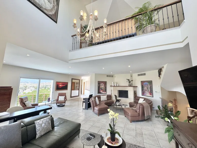 BEST BUY ALERT (massively reduced) Spectacular 6 bed Villa, plus self contained 2 bed apartment. Both offering incredible golf, mountain & sea views. Large / impressive home on a 1703 m2 raised plot with beautiful luxury living & entertaining areas. Reduc
