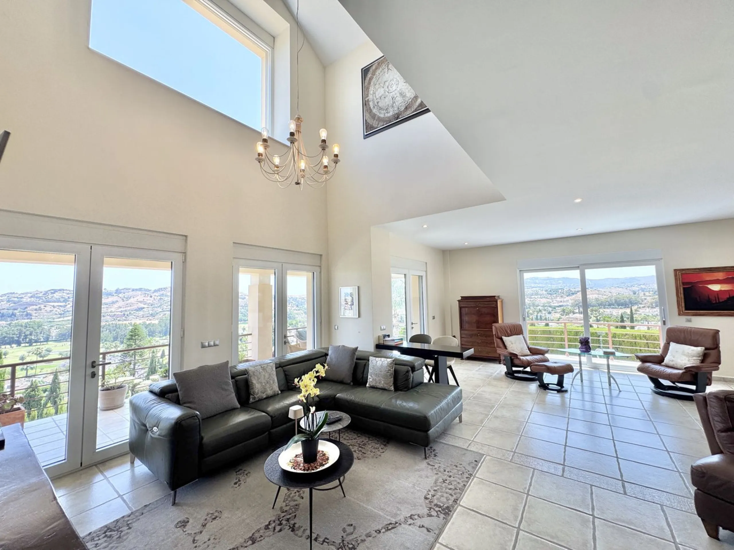 BEST BUY ALERT (massively reduced) Spectacular 6 bed Villa, plus self contained 2 bed apartment. Both offering incredible golf, mountain & sea views. Large / impressive home on a 1703 m2 raised plot with beautiful luxury living & entertaining areas. Reduc