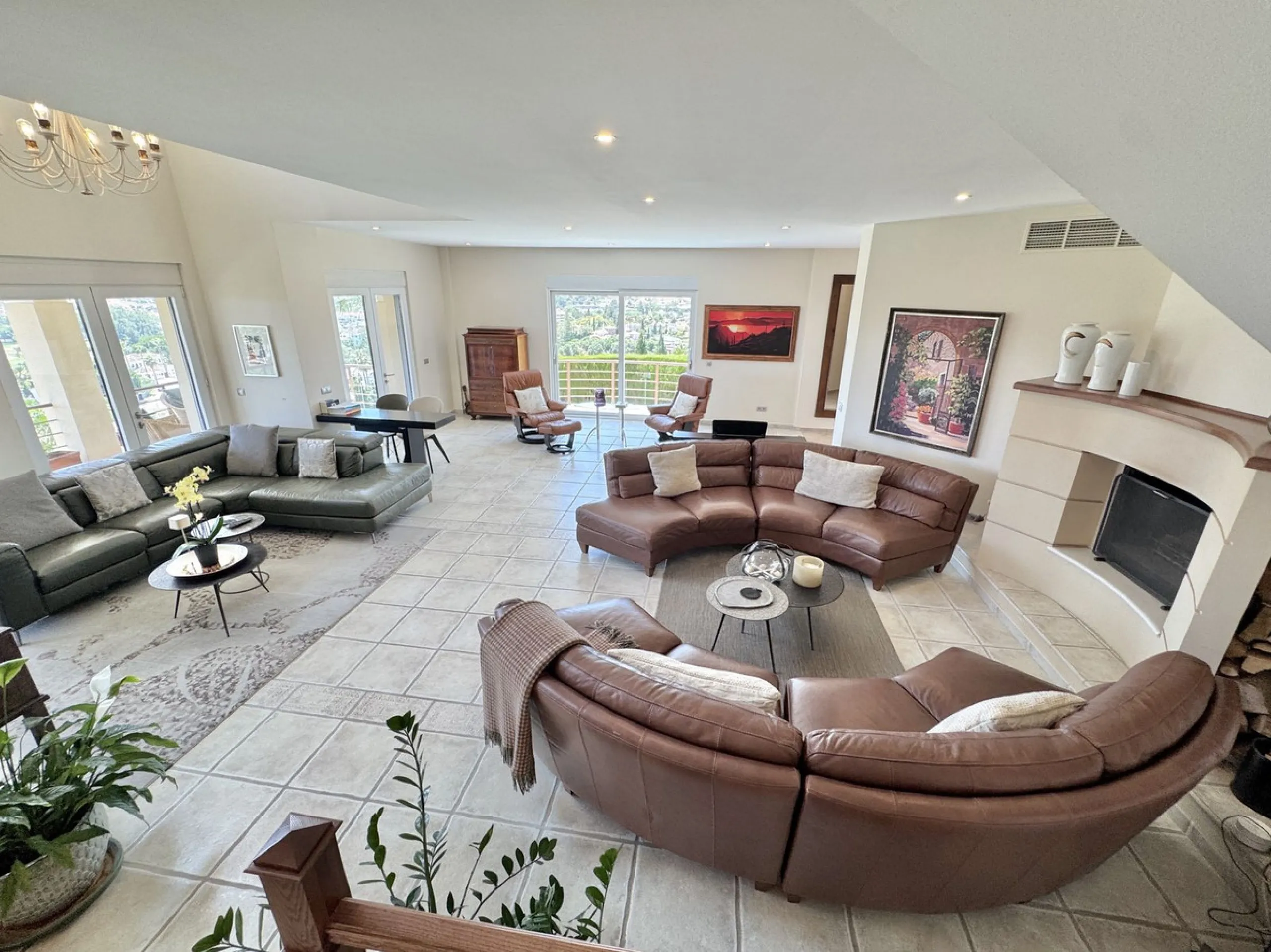 BEST BUY ALERT (massively reduced) Spectacular 6 bed Villa, plus self contained 2 bed apartment. Both offering incredible golf, mountain & sea views. Large / impressive home on a 1703 m2 raised plot with beautiful luxury living & entertaining areas. Reduc