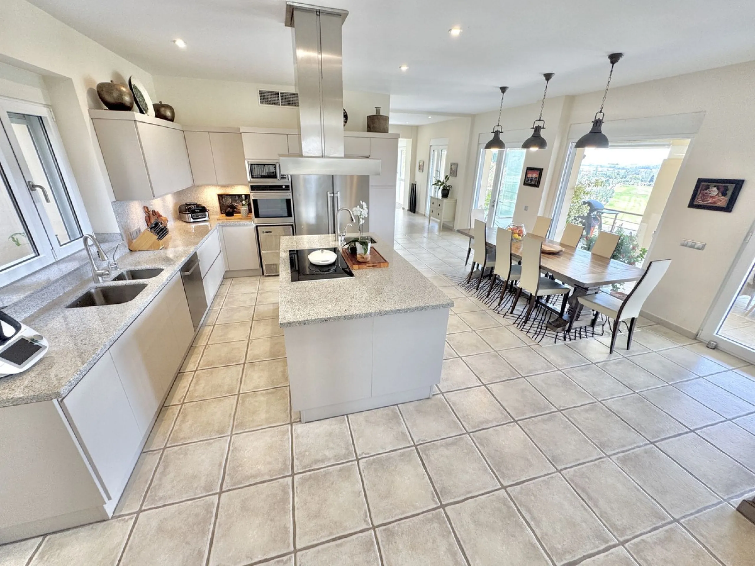 BEST BUY ALERT (massively reduced) Spectacular 6 bed Villa, plus self contained 2 bed apartment. Both offering incredible golf, mountain & sea views. Large / impressive home on a 1703 m2 raised plot with beautiful luxury living & entertaining areas. Reduc