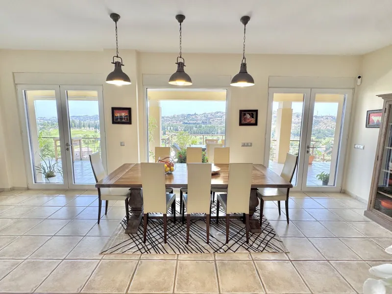 BEST BUY ALERT (massively reduced) Spectacular 6 bed Villa, plus self contained 2 bed apartment. Both offering incredible golf, mountain & sea views. Large / impressive home on a 1703 m2 raised plot with beautiful luxury living & entertaining areas. Reduc