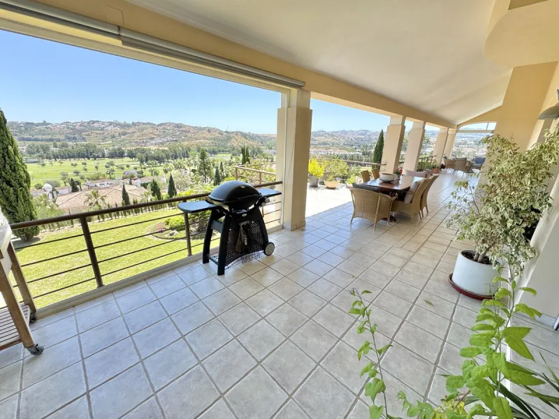 BEST BUY ALERT (massively reduced) Spectacular 6 bed Villa, plus self contained 2 bed apartment. Both offering incredible golf, mountain & sea views. Large / impressive home on a 1703 m2 raised plot with beautiful luxury living & entertaining areas. Reduc