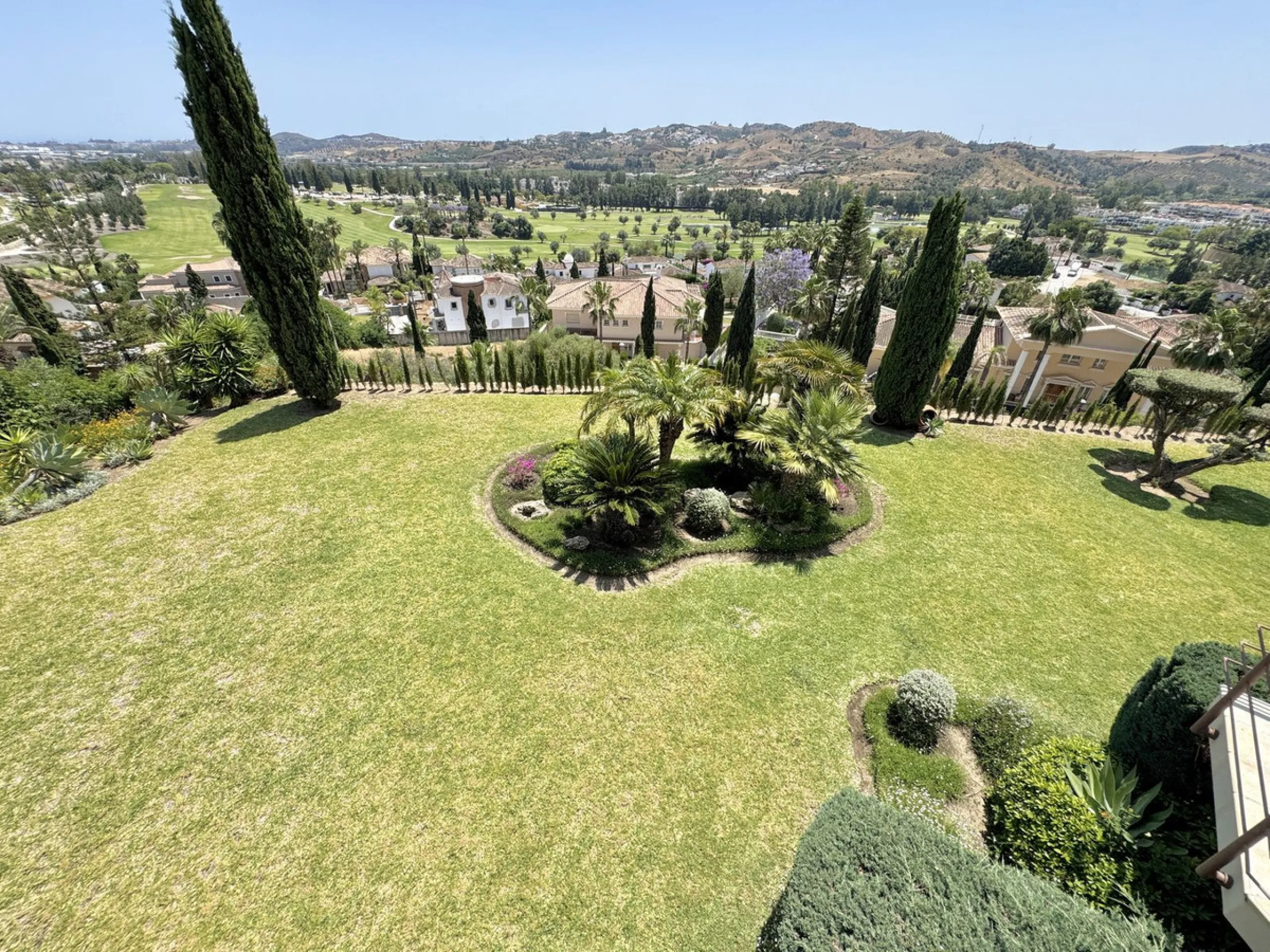 BEST BUY ALERT (massively reduced) Spectacular 6 bed Villa, plus self contained 2 bed apartment. Both offering incredible golf, mountain & sea views. Large / impressive home on a 1703 m2 raised plot with beautiful luxury living & entertaining areas. Reduc