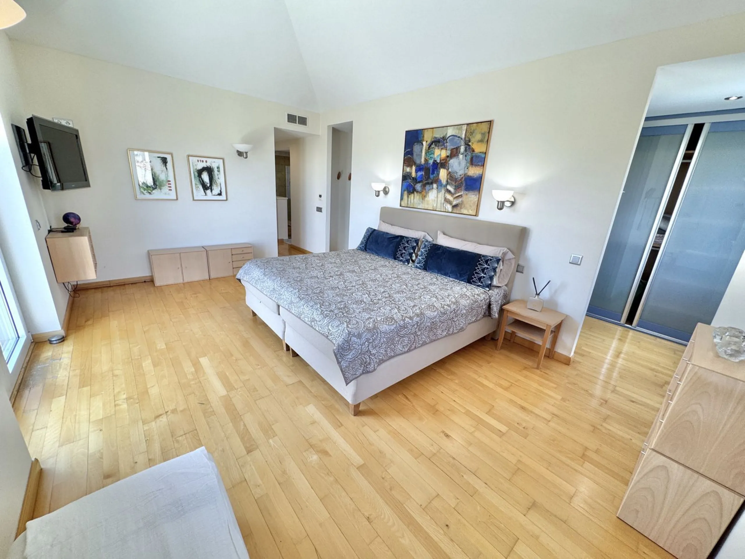 BEST BUY ALERT (massively reduced) Spectacular 6 bed Villa, plus self contained 2 bed apartment. Both offering incredible golf, mountain & sea views. Large / impressive home on a 1703 m2 raised plot with beautiful luxury living & entertaining areas. Reduc