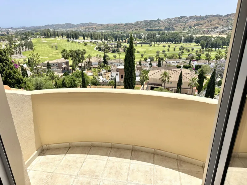 BEST BUY ALERT (massively reduced) Spectacular 6 bed Villa, plus self contained 2 bed apartment. Both offering incredible golf, mountain & sea views. Large / impressive home on a 1703 m2 raised plot with beautiful luxury living & entertaining areas. Reduc