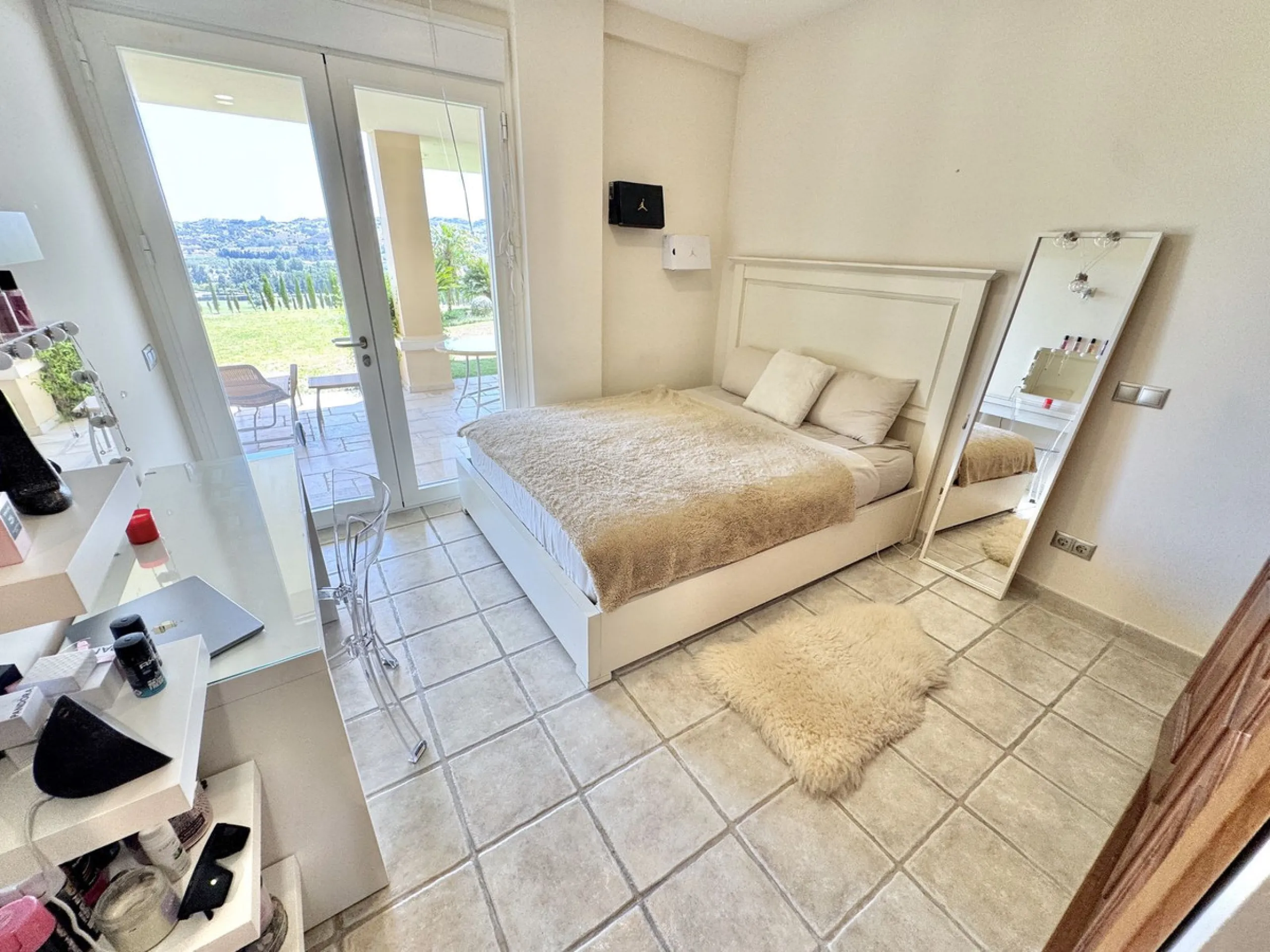 BEST BUY ALERT (massively reduced) Spectacular 6 bed Villa, plus self contained 2 bed apartment. Both offering incredible golf, mountain & sea views. Large / impressive home on a 1703 m2 raised plot with beautiful luxury living & entertaining areas. Reduc