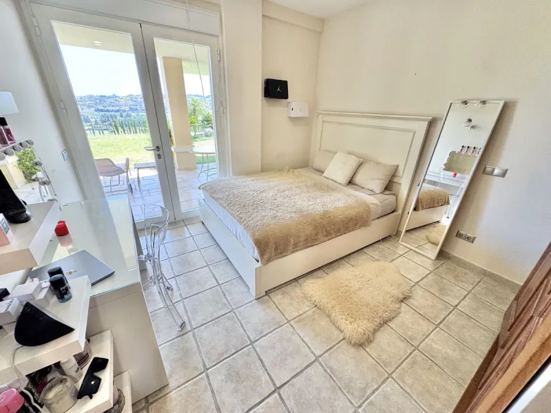 BEST BUY ALERT (massively reduced) Spectacular 6 bed Villa, plus self contained 2 bed apartment. Both offering incredible golf, mountain & sea views. Large / impressive home on a 1703 m2 raised plot with beautiful luxury living & entertaining areas. Reduc