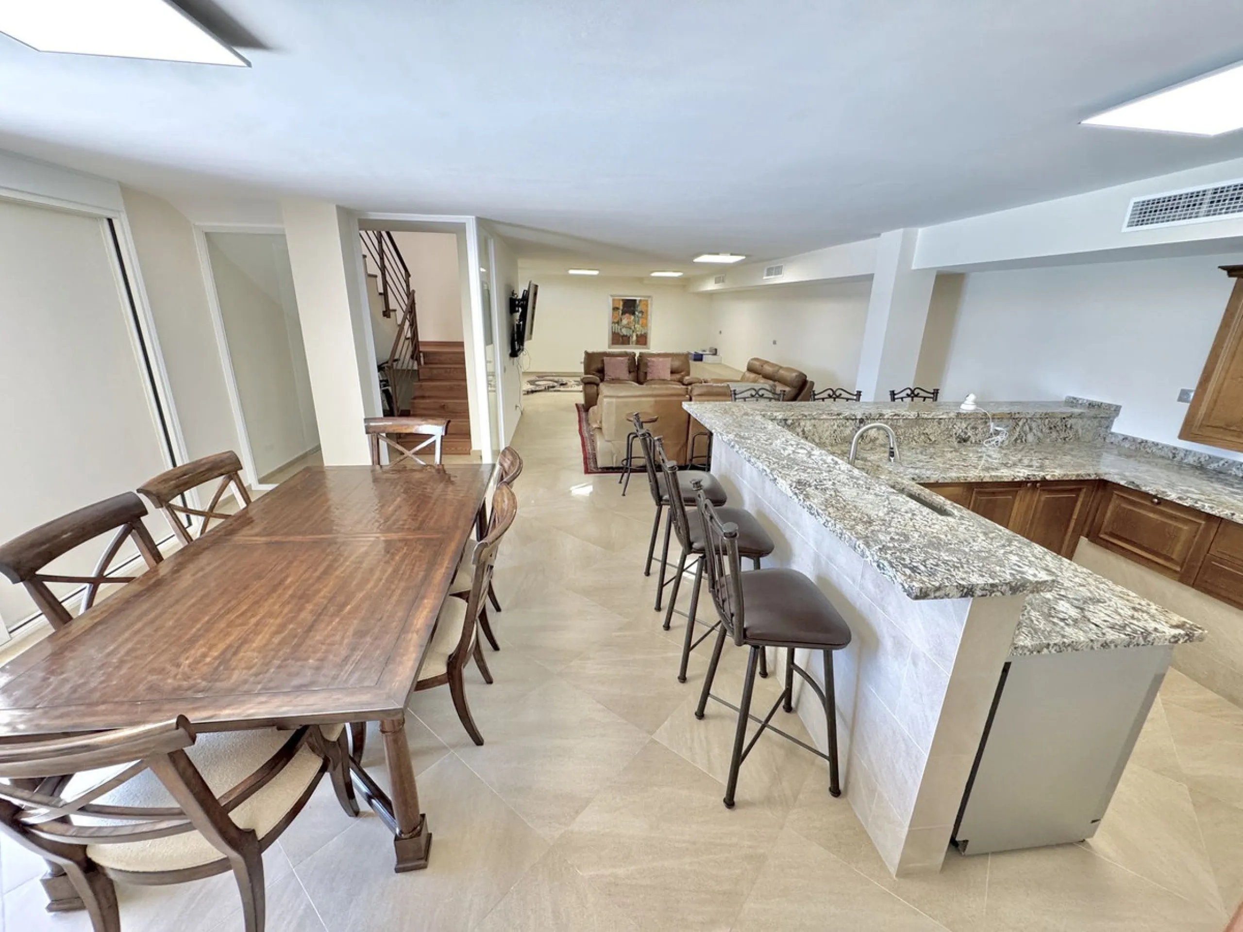 BEST BUY ALERT (massively reduced) Spectacular 6 bed Villa, plus self contained 2 bed apartment. Both offering incredible golf, mountain & sea views. Large / impressive home on a 1703 m2 raised plot with beautiful luxury living & entertaining areas. Reduc