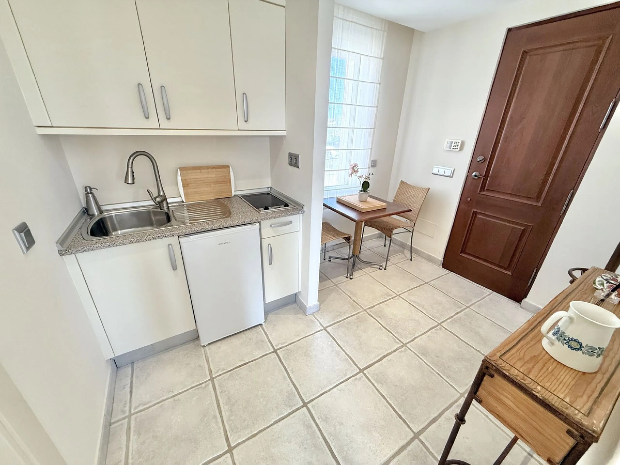 BEST BUY ALERT (massively reduced) Spectacular 6 bed Villa, plus self contained 2 bed apartment. Both offering incredible golf, mountain & sea views. Large / impressive home on a 1703 m2 raised plot with beautiful luxury living & entertaining areas. Reduc