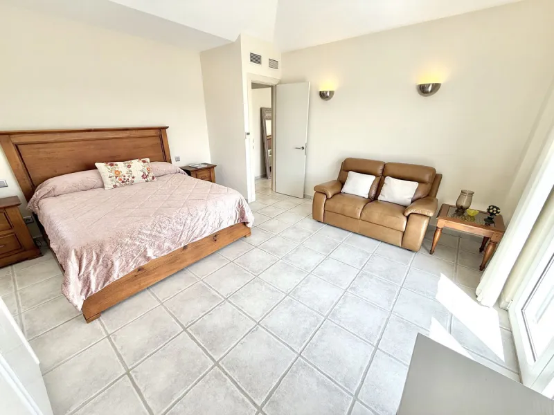 BEST BUY ALERT (massively reduced) Spectacular 6 bed Villa, plus self contained 2 bed apartment. Both offering incredible golf, mountain & sea views. Large / impressive home on a 1703 m2 raised plot with beautiful luxury living & entertaining areas. Reduc