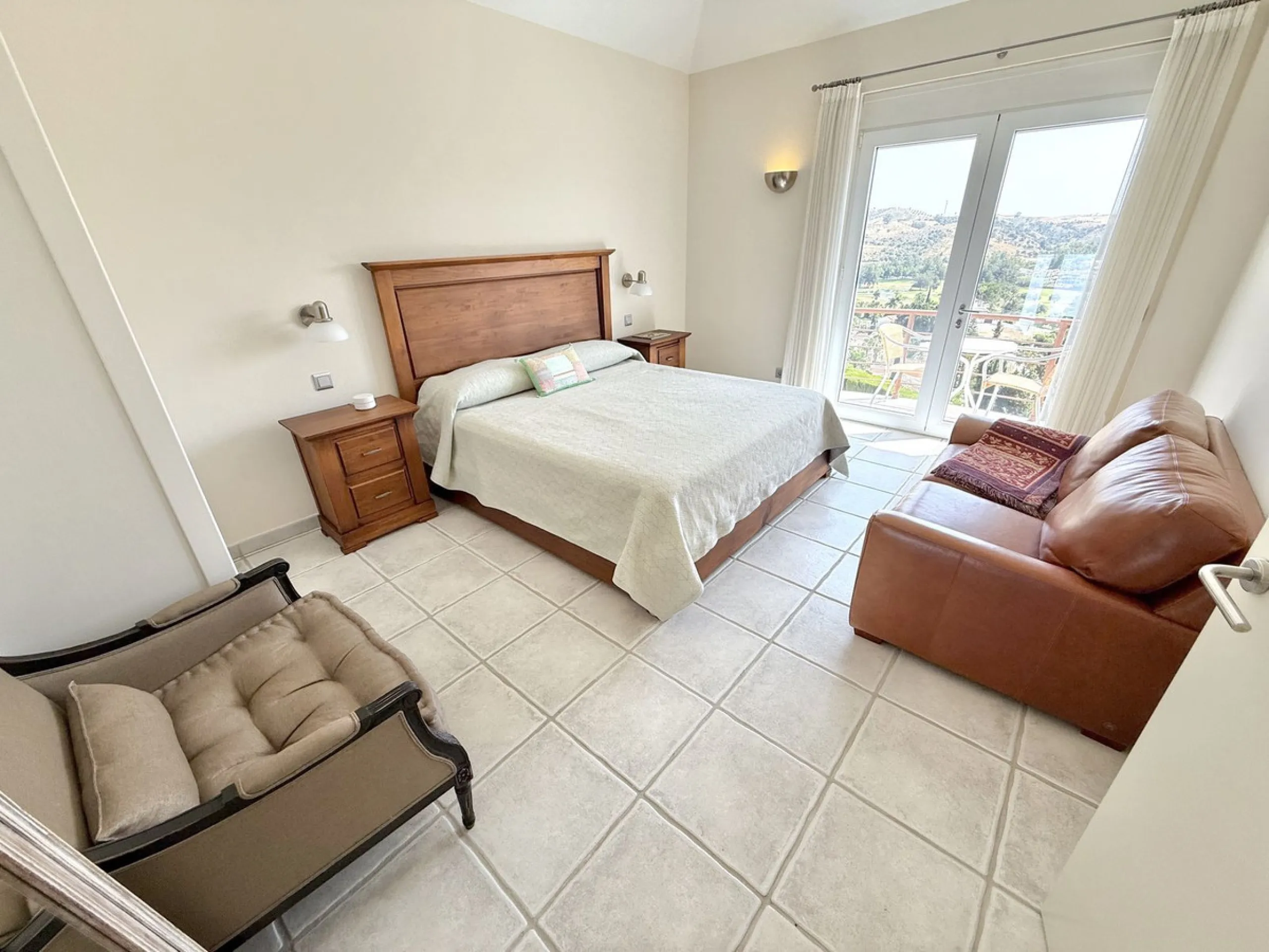 BEST BUY ALERT (massively reduced) Spectacular 6 bed Villa, plus self contained 2 bed apartment. Both offering incredible golf, mountain & sea views. Large / impressive home on a 1703 m2 raised plot with beautiful luxury living & entertaining areas. Reduc