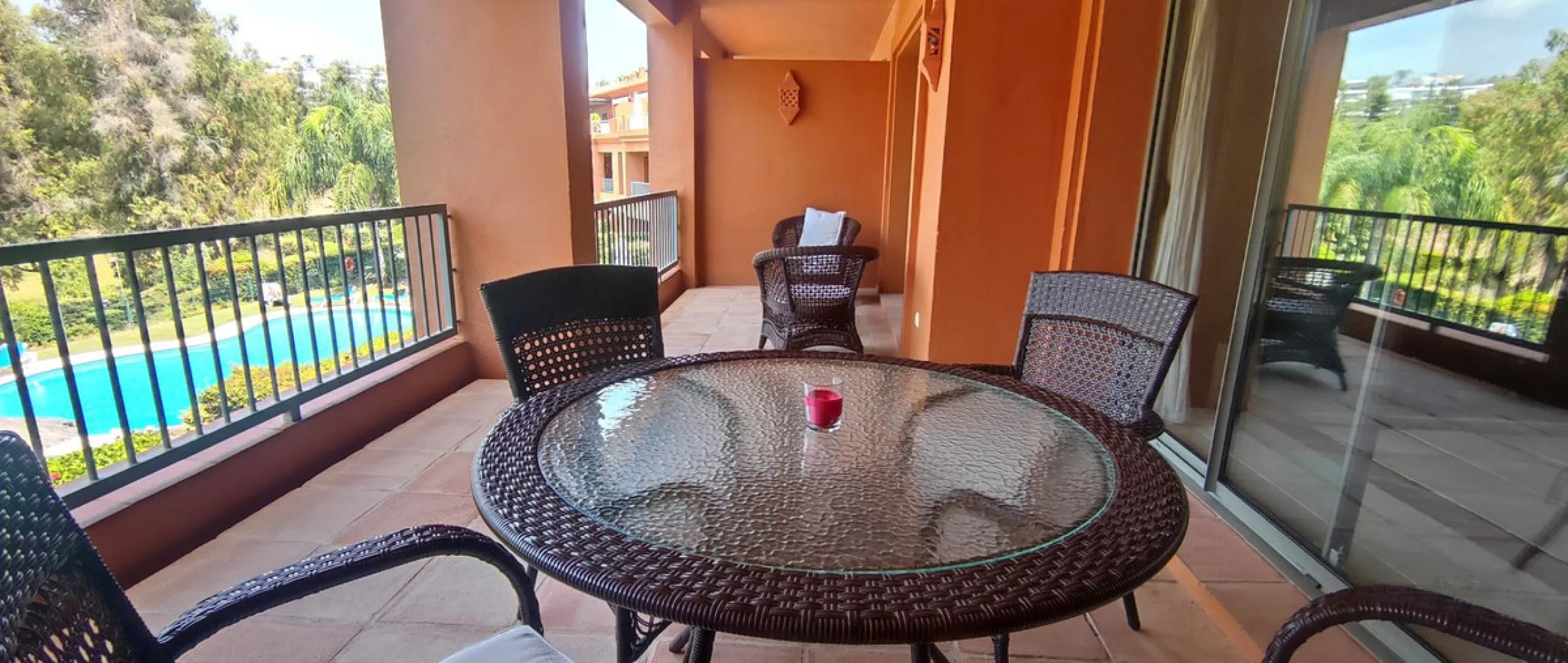 Apartment - Middle Floor Apartment в продаже в Estepona, Málaga. В доме 2 спален и 2 ванных комнат. Площадь дома 99 м²