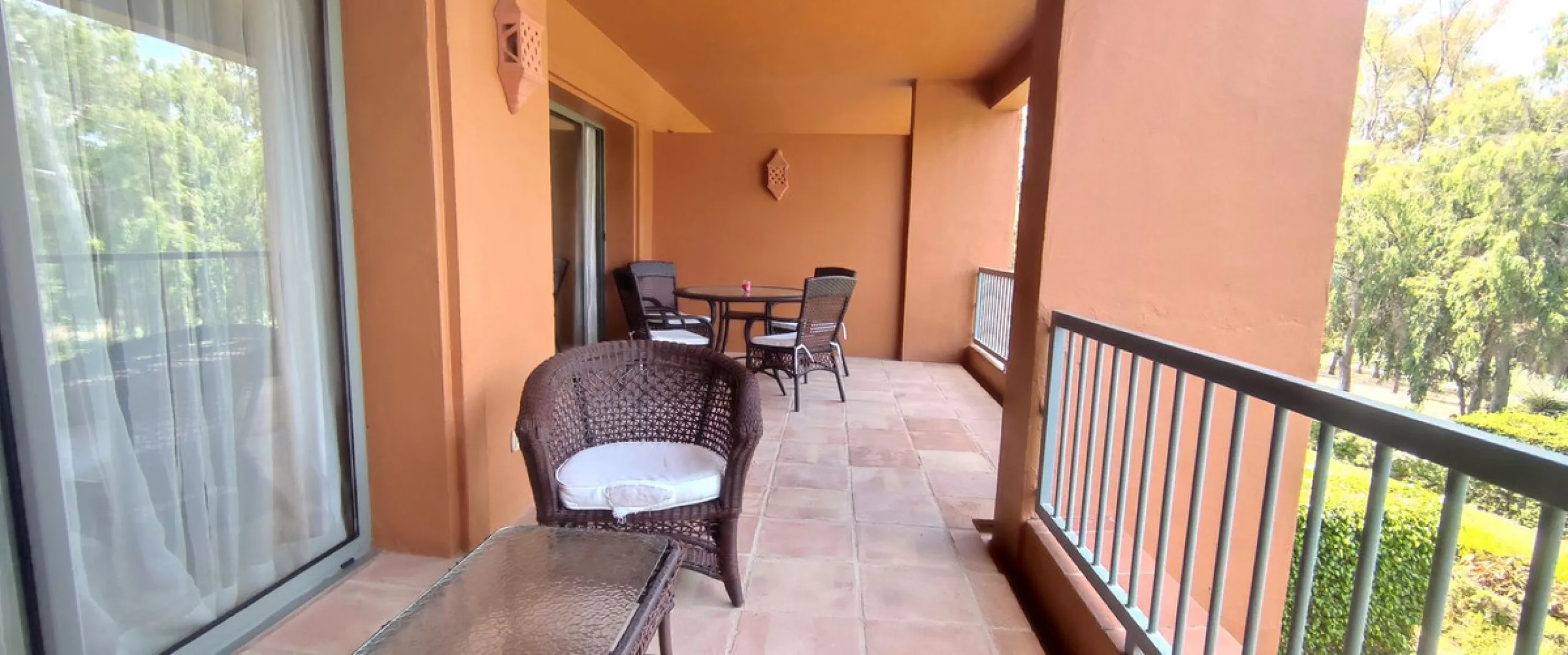 Apartment - Middle Floor Apartment в продаже в Estepona, Málaga. В доме 2 спален и 2 ванных комнат. Площадь дома 99 м²