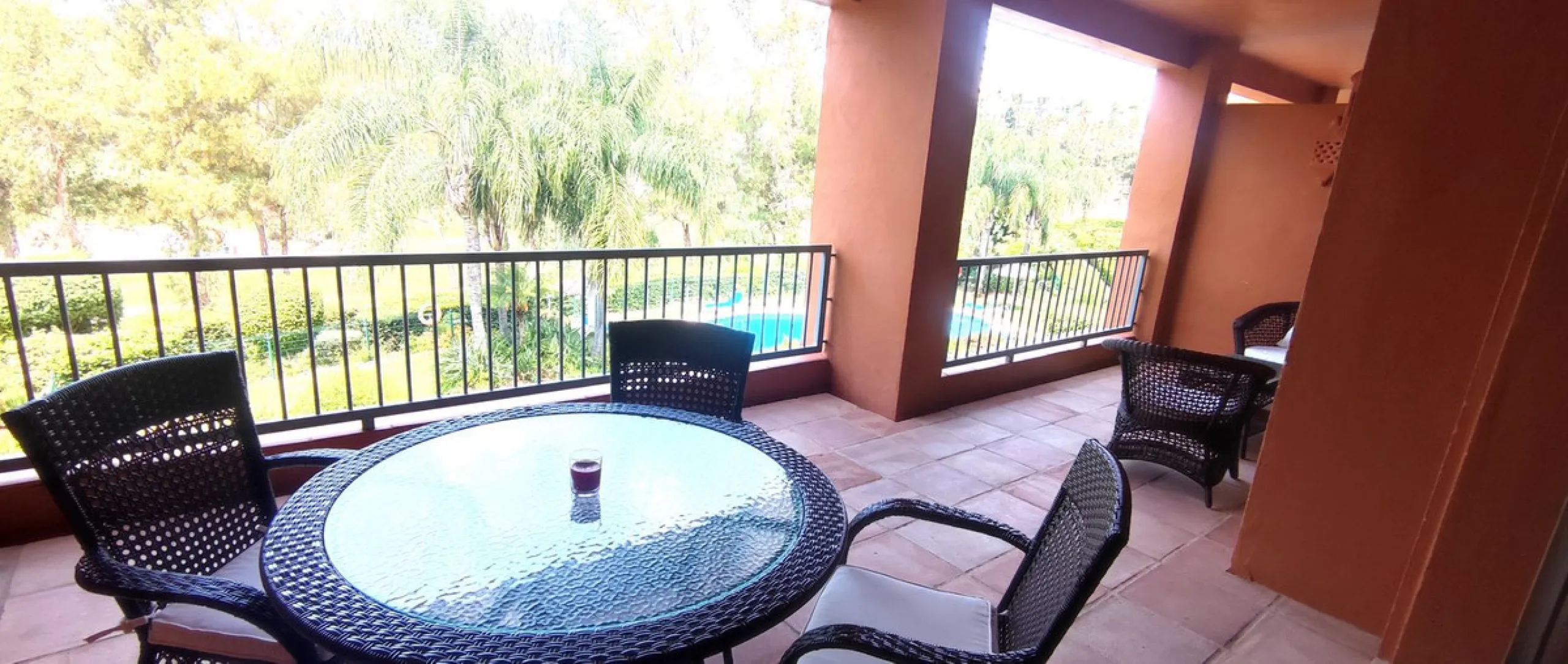 Apartment - Middle Floor Apartment в продаже в Estepona, Málaga. В доме 2 спален и 2 ванных комнат. Площадь дома 99 м²
