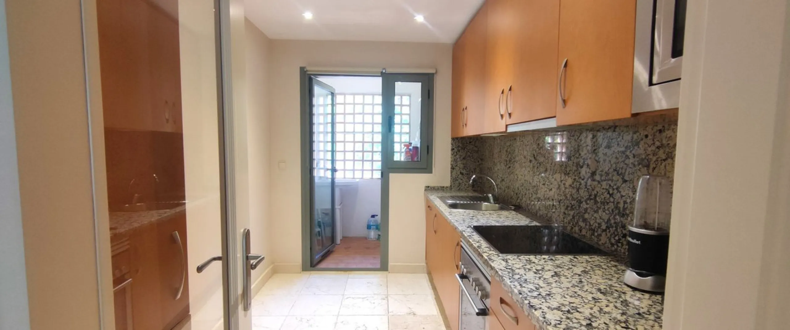Apartment - Middle Floor Apartment в продаже в Estepona, Málaga. В доме 2 спален и 2 ванных комнат. Площадь дома 99 м²
