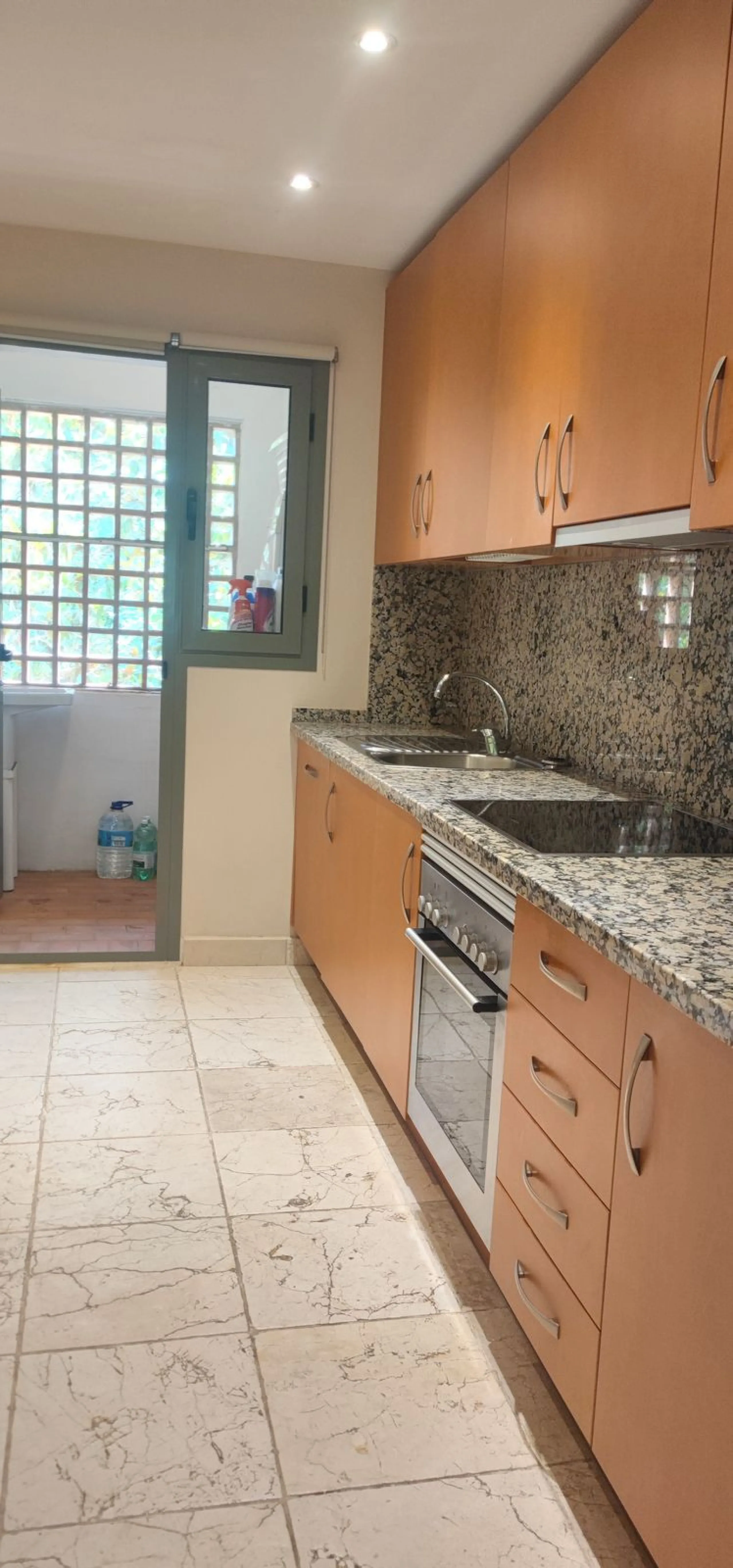 Apartment - Middle Floor Apartment в продаже в Estepona, Málaga. В доме 2 спален и 2 ванных комнат. Площадь дома 99 м²