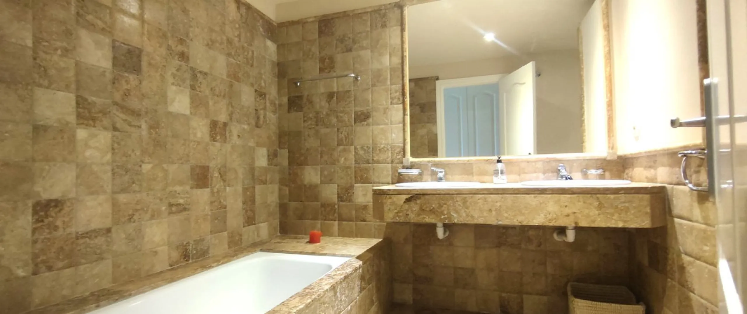 Apartment - Middle Floor Apartment в продаже в Estepona, Málaga. В доме 2 спален и 2 ванных комнат. Площадь дома 99 м²
