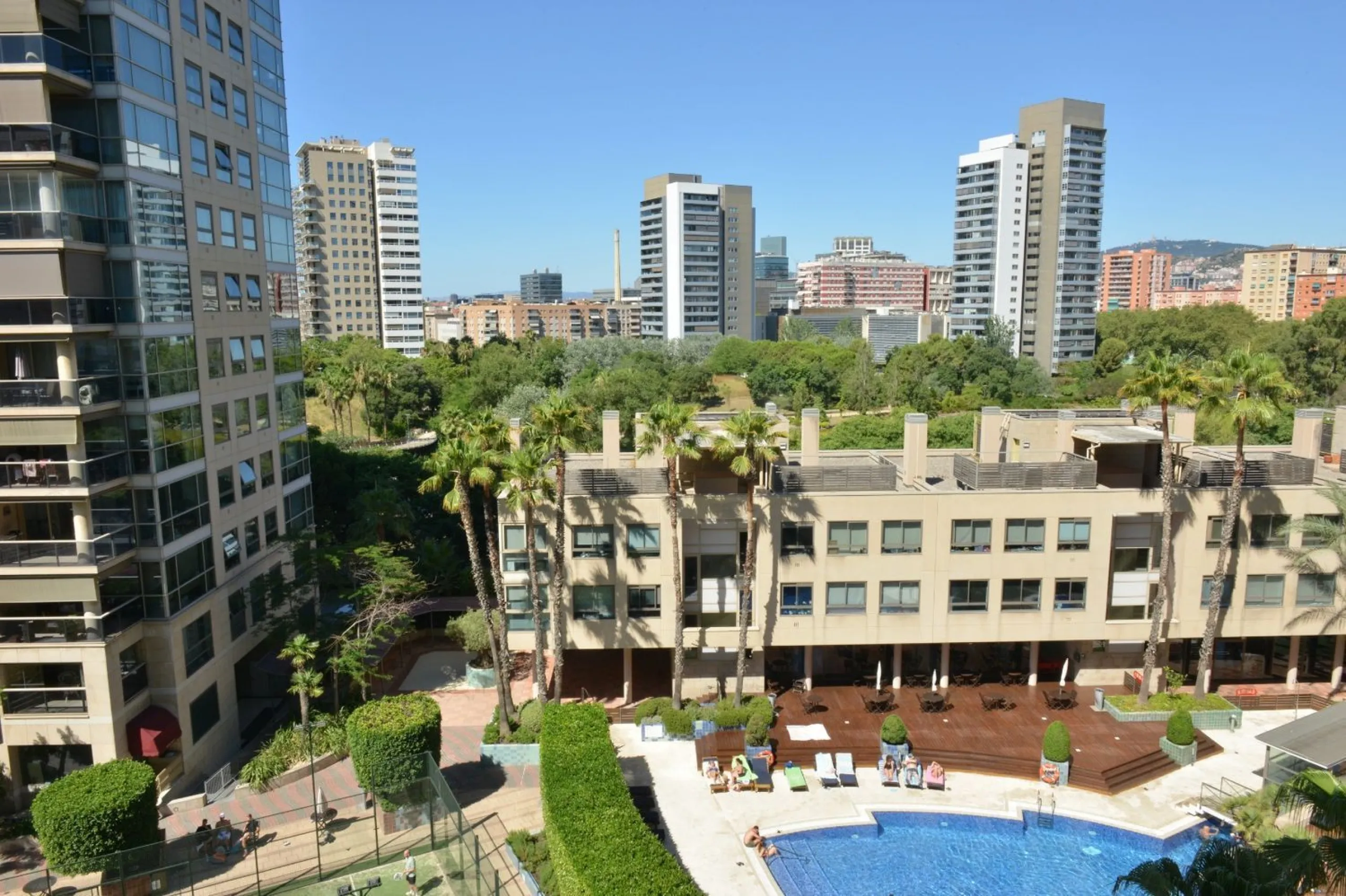 Spacious Apartment with Pool, Padel Courts and Garage in Diagonal Mar, Barcelona