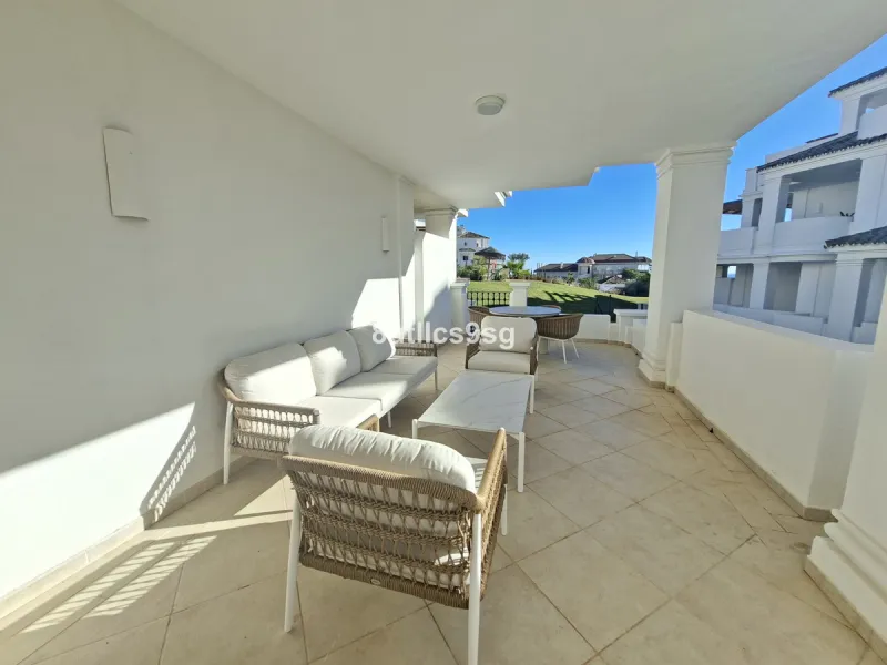 Apartment - Middle Floor Apartment в продаже в Marbella, Málaga. В доме 2 спален и 3 ванных комнат. Площадь дома 122 м²