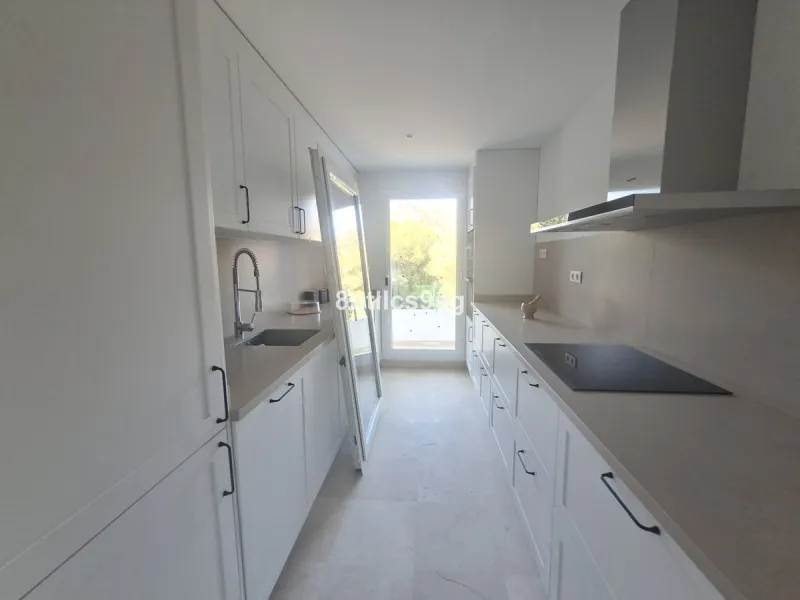 Apartment - Middle Floor Apartment в продаже в Marbella, Málaga. В доме 2 спален и 3 ванных комнат. Площадь дома 122 м²