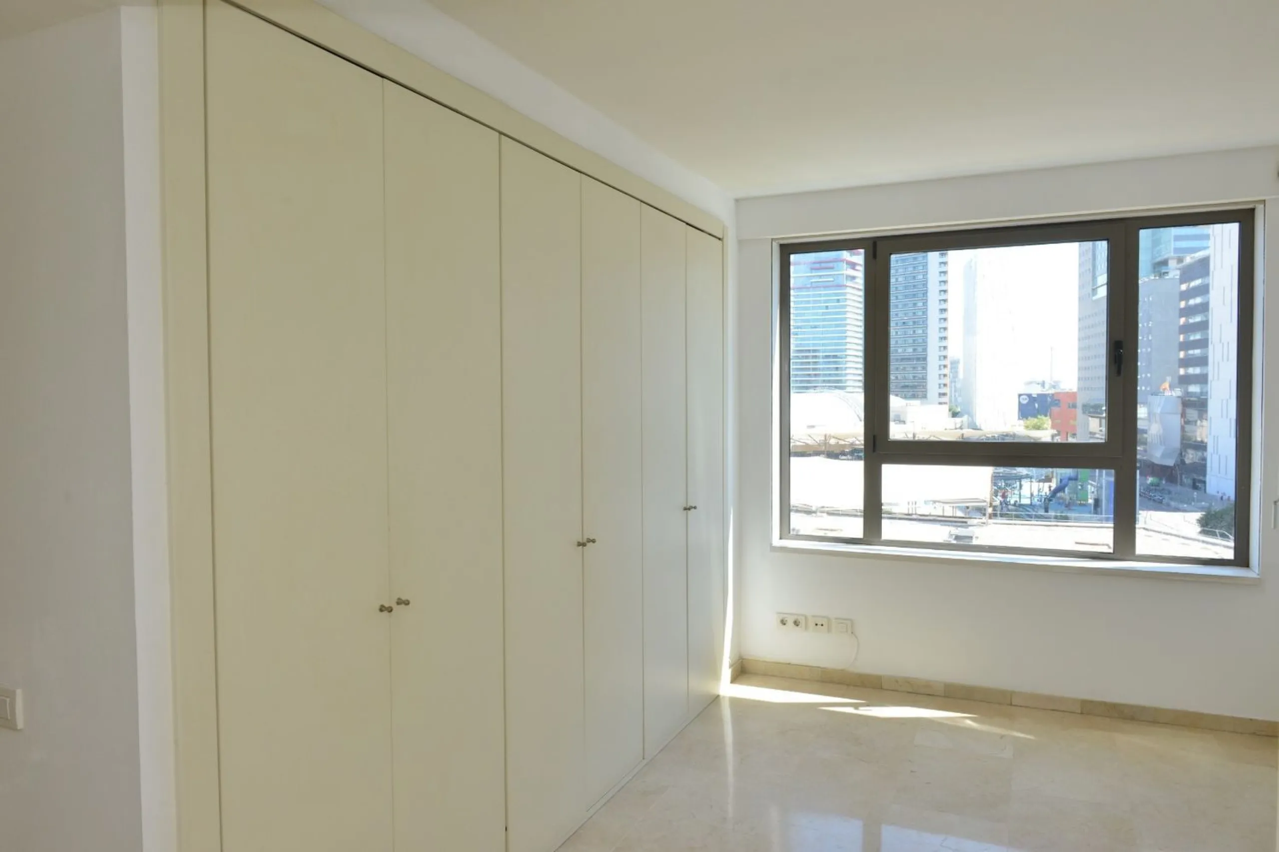 Spacious Apartment with Pool, Padel Courts and Garage in Diagonal Mar, Barcelona