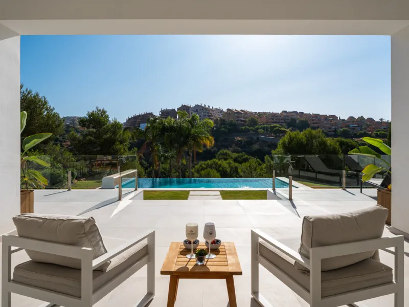 Positioned within the prestigious Santa Maria Golf urbanization in Elviria, Villa Andrea is an extraordinary frontline golf villa for sale in Marbella offering contemporary luxury, seamless design, and a highly desirable setting. Built in 2021 on a genero