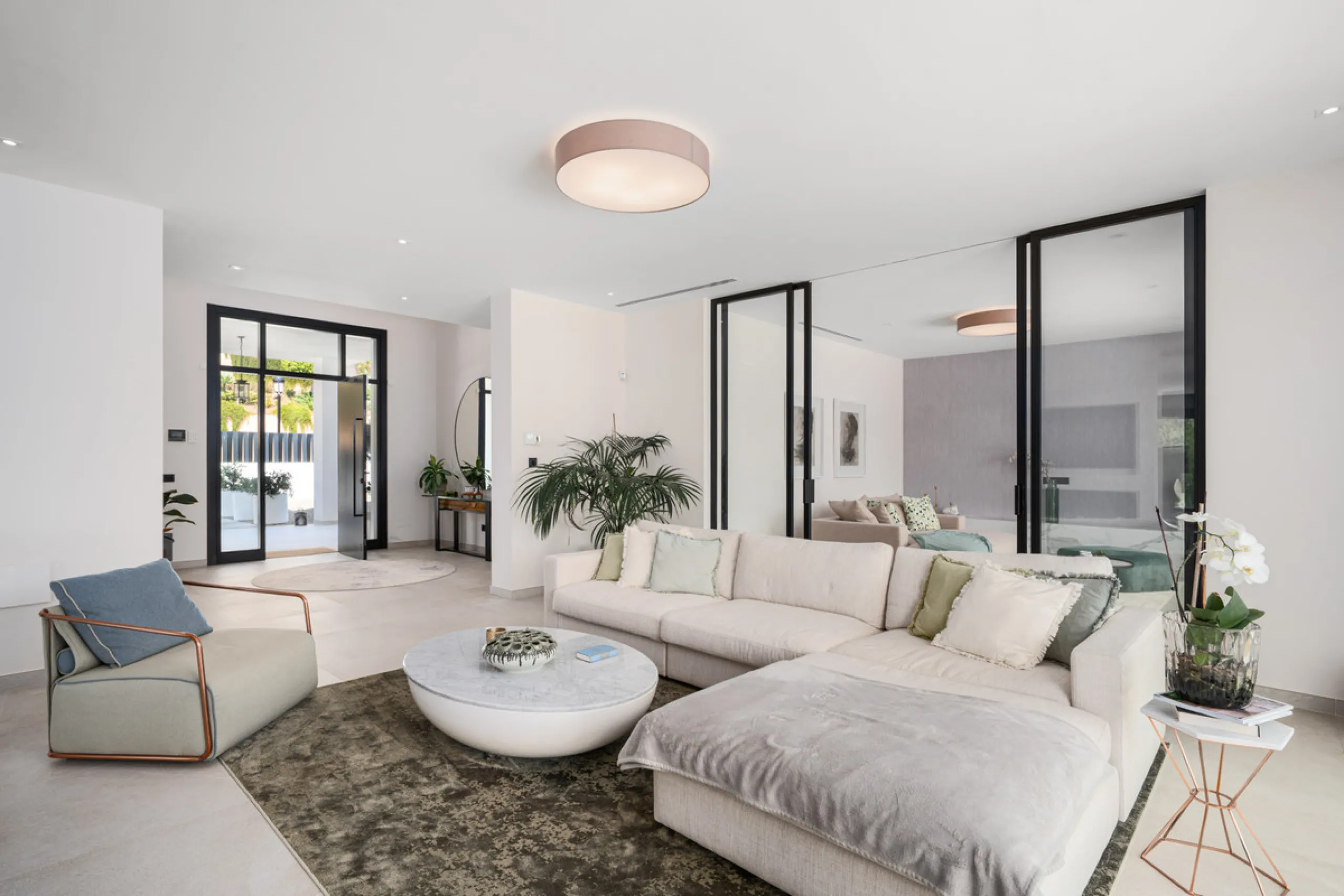 Positioned within the prestigious Santa Maria Golf urbanization in Elviria, Villa Andrea is an extraordinary frontline golf villa for sale in Marbella offering contemporary luxury, seamless design, and a highly desirable setting. Built in 2021 on a genero
