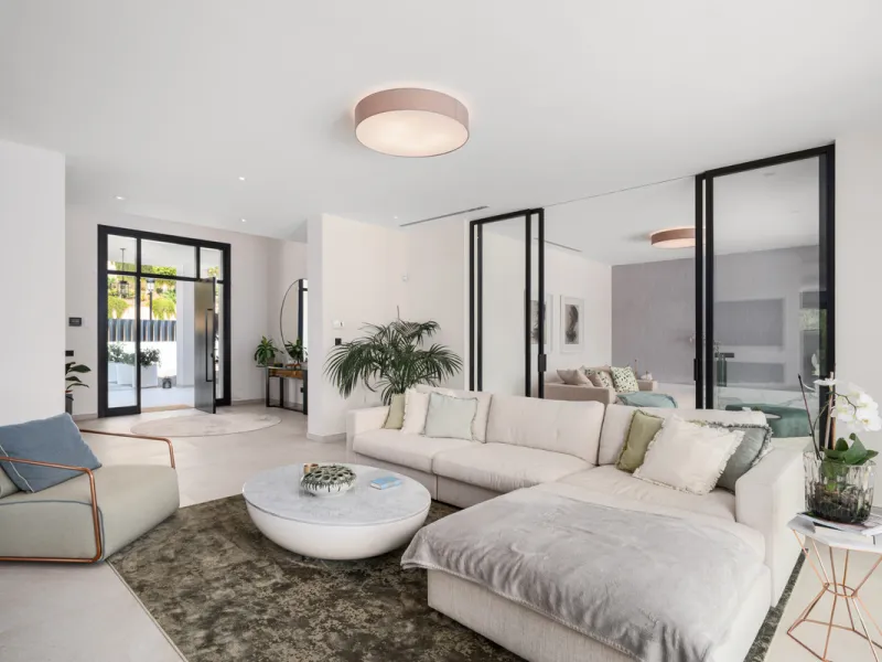 Positioned within the prestigious Santa Maria Golf urbanization in Elviria, Villa Andrea is an extraordinary frontline golf villa for sale in Marbella offering contemporary luxury, seamless design, and a highly desirable setting. Built in 2021 on a genero