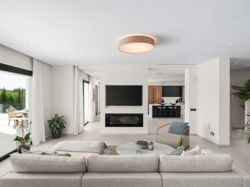 Positioned within the prestigious Santa Maria Golf urbanization in Elviria, Villa Andrea is an extraordinary frontline golf villa for sale in Marbella offering contemporary luxury, seamless design, and a highly desirable setting. Built in 2021 on a genero