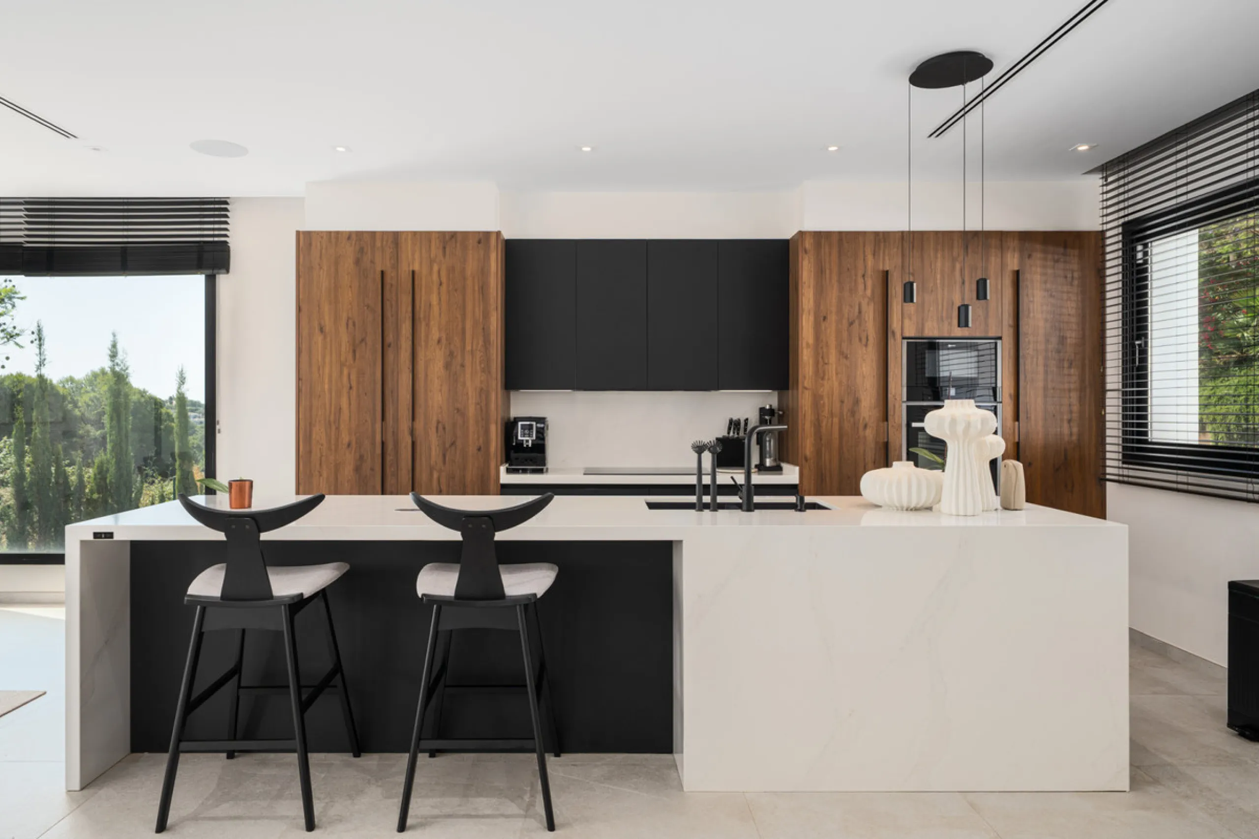 Positioned within the prestigious Santa Maria Golf urbanization in Elviria, Villa Andrea is an extraordinary frontline golf villa for sale in Marbella offering contemporary luxury, seamless design, and a highly desirable setting. Built in 2021 on a genero