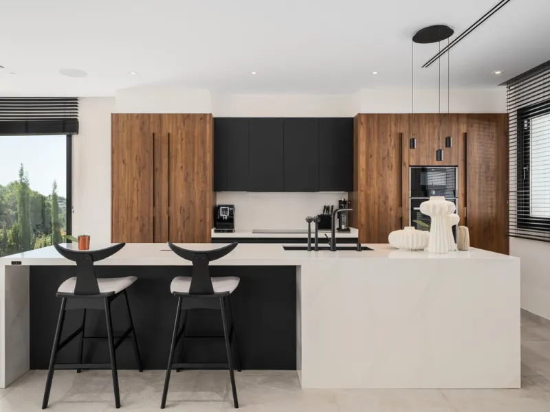 Positioned within the prestigious Santa Maria Golf urbanization in Elviria, Villa Andrea is an extraordinary frontline golf villa for sale in Marbella offering contemporary luxury, seamless design, and a highly desirable setting. Built in 2021 on a genero