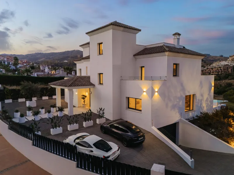 Positioned within the prestigious Santa Maria Golf urbanization in Elviria, Villa Andrea is an extraordinary frontline golf villa for sale in Marbella offering contemporary luxury, seamless design, and a highly desirable setting. Built in 2021 on a genero