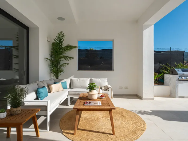 Positioned within the prestigious Santa Maria Golf urbanization in Elviria, Villa Andrea is an extraordinary frontline golf villa for sale in Marbella offering contemporary luxury, seamless design, and a highly desirable setting. Built in 2021 on a genero