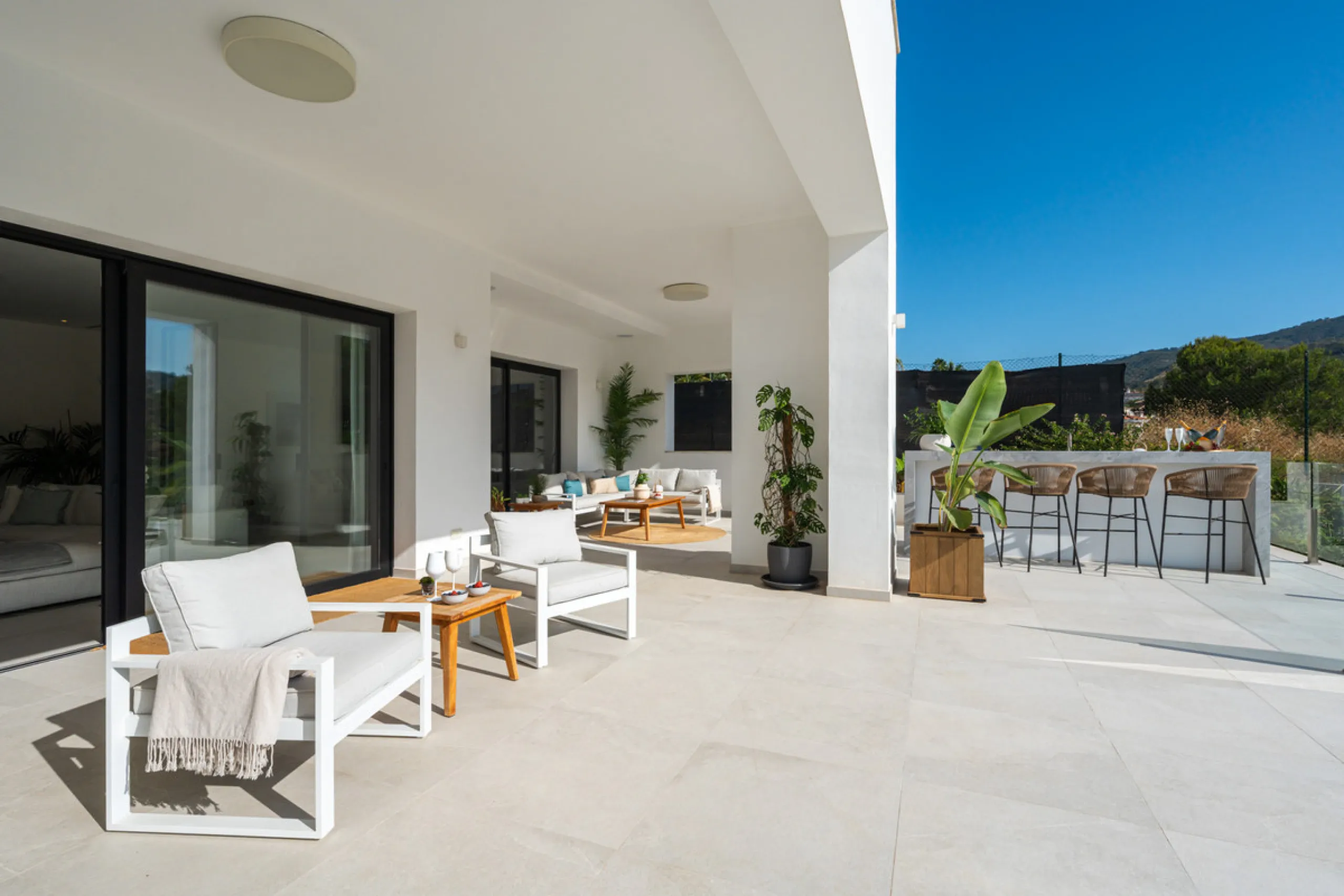 Positioned within the prestigious Santa Maria Golf urbanization in Elviria, Villa Andrea is an extraordinary frontline golf villa for sale in Marbella offering contemporary luxury, seamless design, and a highly desirable setting. Built in 2021 on a genero