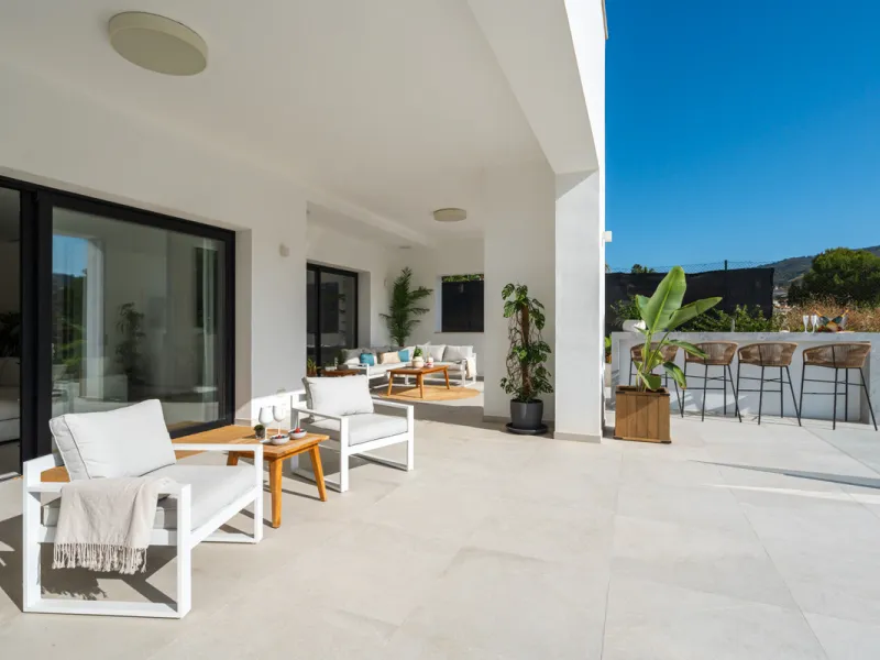 Positioned within the prestigious Santa Maria Golf urbanization in Elviria, Villa Andrea is an extraordinary frontline golf villa for sale in Marbella offering contemporary luxury, seamless design, and a highly desirable setting. Built in 2021 on a genero
