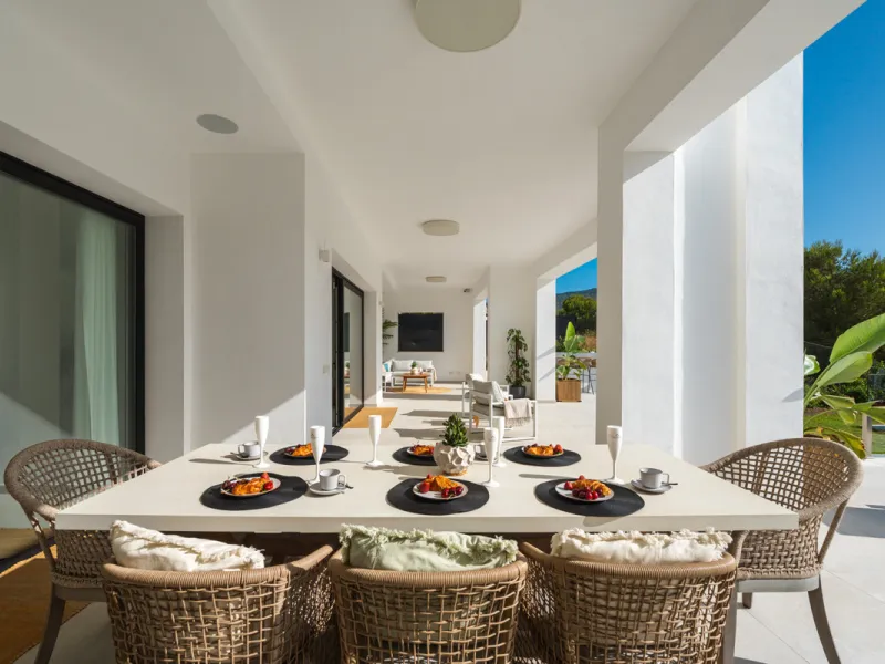 Positioned within the prestigious Santa Maria Golf urbanization in Elviria, Villa Andrea is an extraordinary frontline golf villa for sale in Marbella offering contemporary luxury, seamless design, and a highly desirable setting. Built in 2021 on a genero